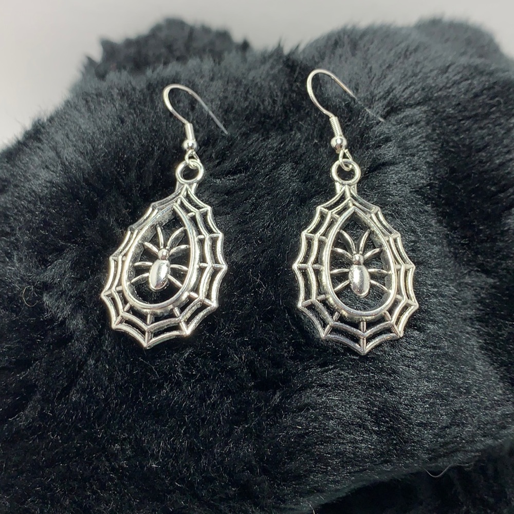 🖤🖤🖤Spider in Web Halloween earrings 🕷🕷🕷